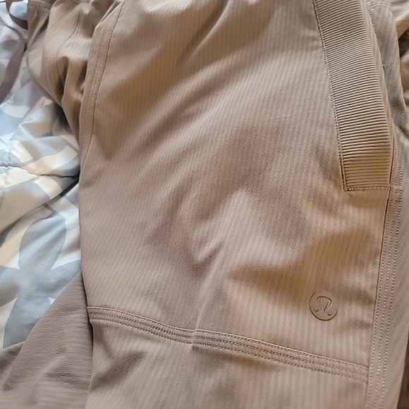 Lululemon Dance Studio Relaxed Fit Mid-Rise Cargo Pants TAUPETASTIC Sz XL - Picture 10 of 13